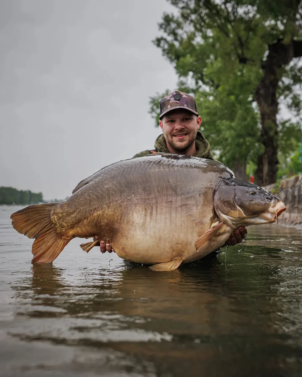 Karpfenangler mit dickem Karpfen
